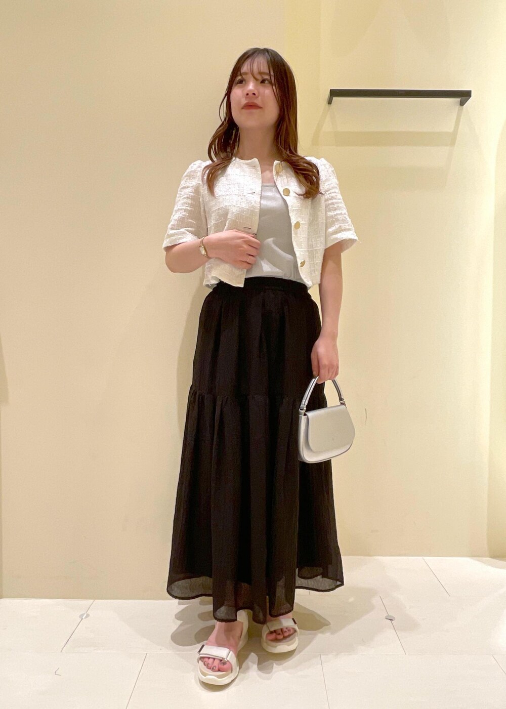 「ropepicnic_snap、snapme_jun、初春コーデ、春コーデ、初夏コーデ、夏コーデ、授業参観日コーデ、デートコーデ、旅行コーデ、アウトドアコーデ、フェスコーデ、推し活コーデ、女子会コーデ、大人カジュアル、レイヤード」｜「ROPE' PICNICのラウンドワンハンドル&ショルダーバッグ（ハンドバッグ、シルバー系）」を使った、rinaさん（レディース・155cm）の春コーディネートの7枚目の写真