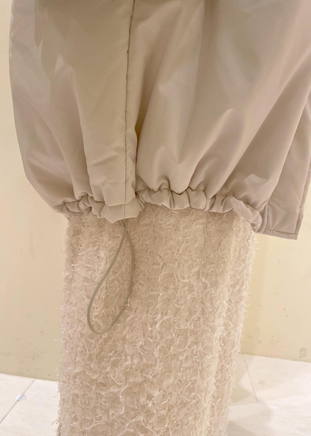 ブラック系のショルダーバッグ、ホワイト系のニット/セーター、ブラック系のブーツを着用したレディースの秋コーディネートの8枚目の写真