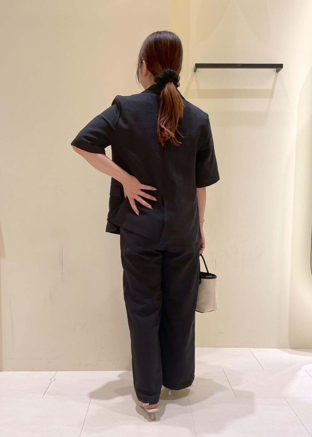 ホワイト系のTシャツ/カットソー、グレー系のその他パンツ、グレー系のテーラードジャケットを着用したレディースの夏コーディネートの2枚目の写真