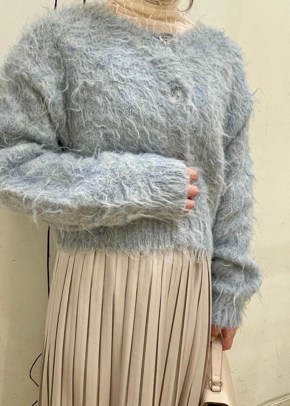 ホワイト系のTシャツ/カットソー、ホワイト系のブーツ、ホワイト系のショルダーバッグを着用したレディースの冬コーディネートの3枚目の写真
