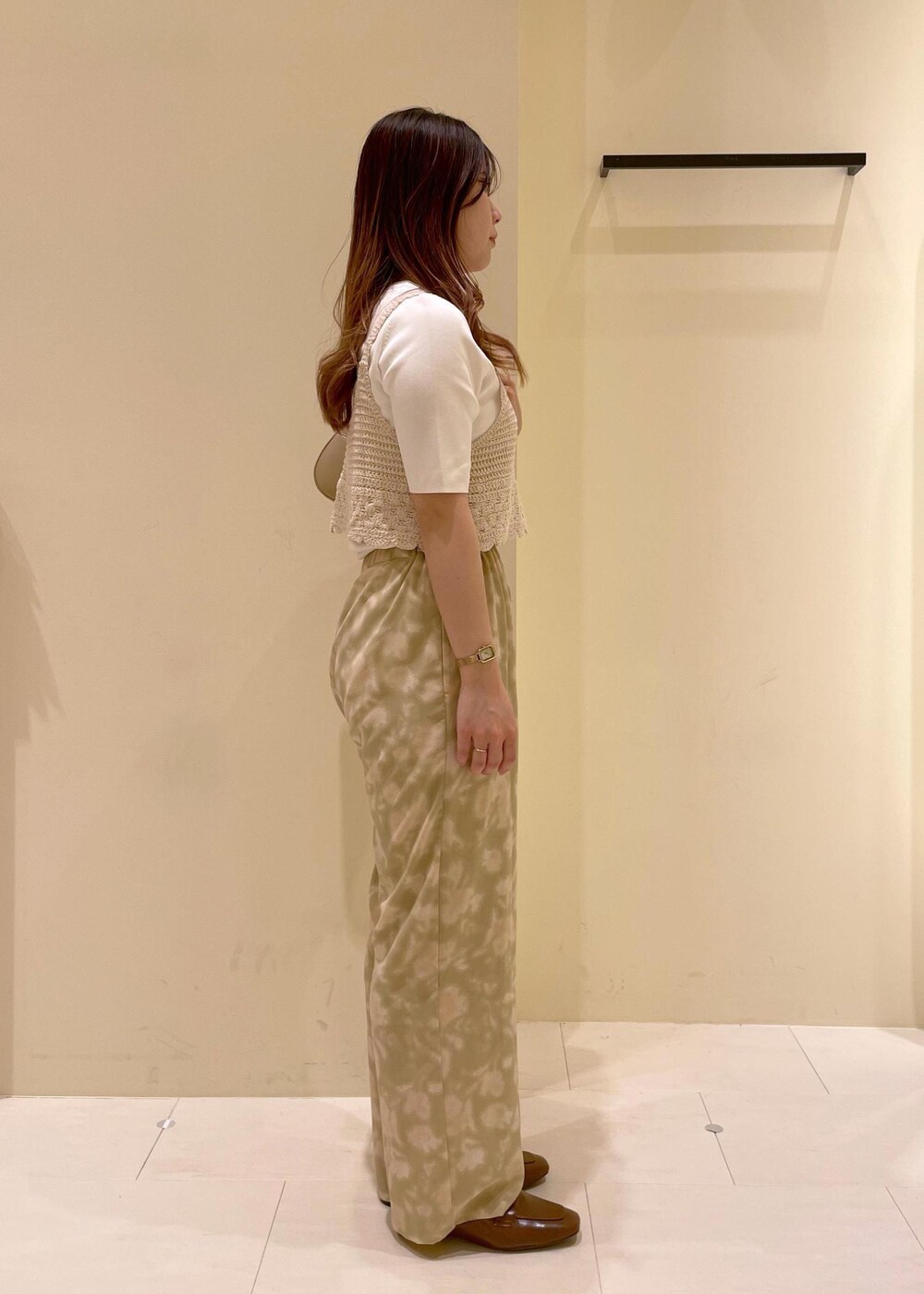 ベージュ系のハンドバッグ、ベージュ系のその他パンツ、イエロー系のローファーを着用したレディースの春コーディネートの3枚目の写真