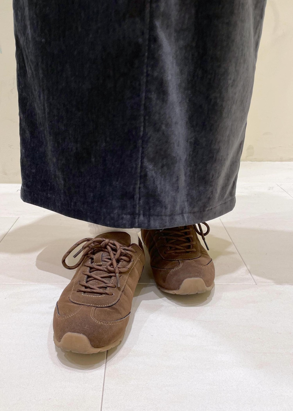 グレー系のスカート、ブルー系のカーディガン/ボレロ、ホワイト系のニット/セーターを着用したレディースの冬コーディネートの8枚目の写真