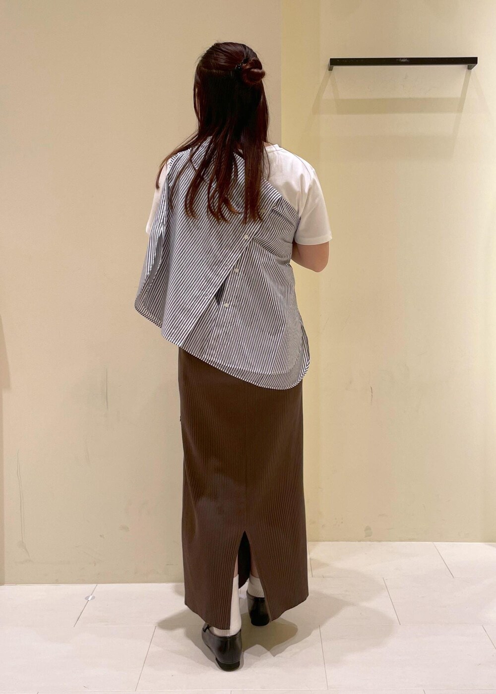 ブルー系のシャツ/ブラウス、ホワイト系のTシャツ/カットソー、ブラック系のローファーを着用したレディースの秋コーディネートの2枚目の写真