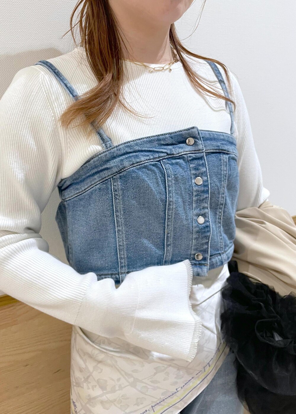 ブルー系のベスト、ホワイト系のニット/セーター、ベージュ系のトレンチコートを着用したレディースの春コーディネートの5枚目の写真