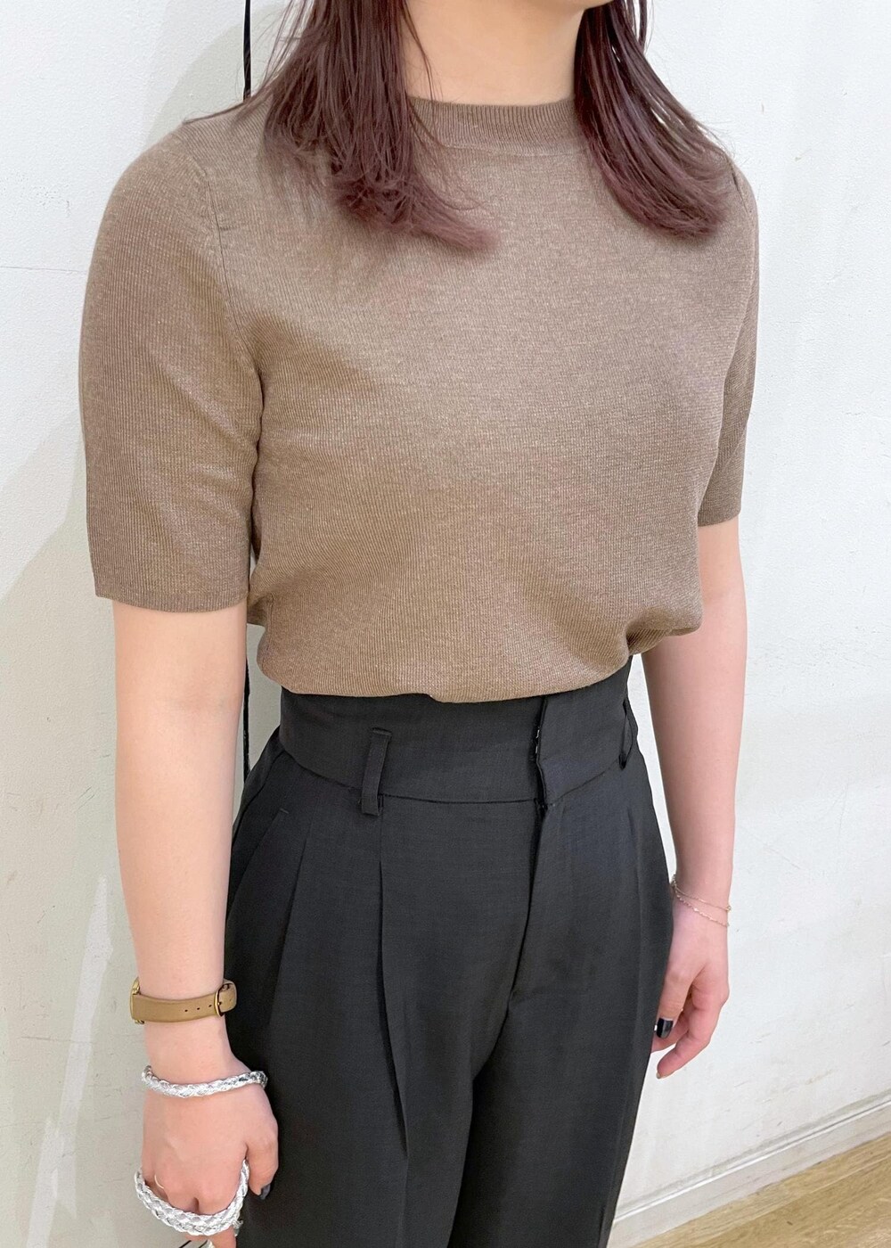 シルバー系のサンダル、グレー系のその他パンツ、シルバー系のショルダーバッグを着用したレディースの夏コーディネートの4枚目の写真