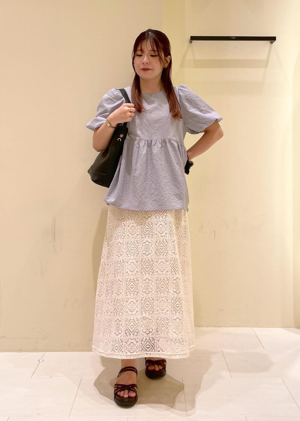 ブラウン系のサンダル、ブルー系のシャツ/ブラウス、ホワイト系のワンピースを着用したレディースの夏コーディネートの10枚目の写真