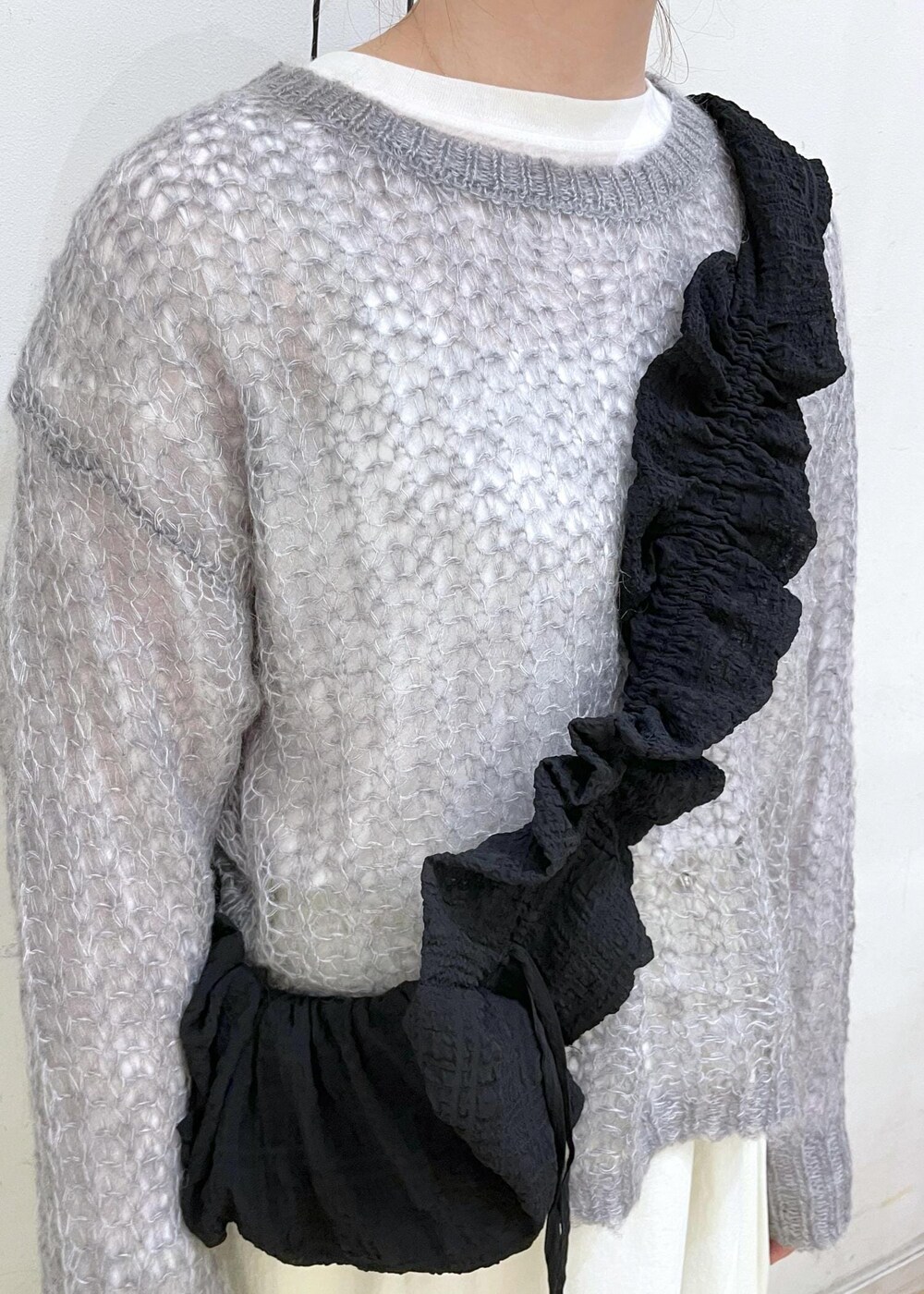 ブラック系のローファー、ホワイト系のスカート、グレー系のニット/セーターを着用したレディースの秋コーディネートの5枚目の写真