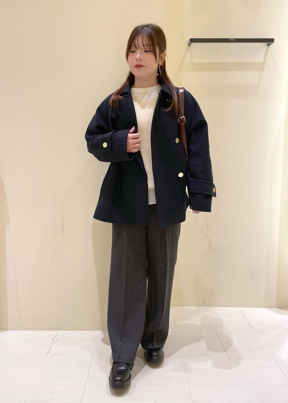 ブルー系のその他アウター、ホワイト系のTシャツ/カットソー、ホワイト系のニット/セーターを着用したレディースの秋コーディネートの5枚目の写真