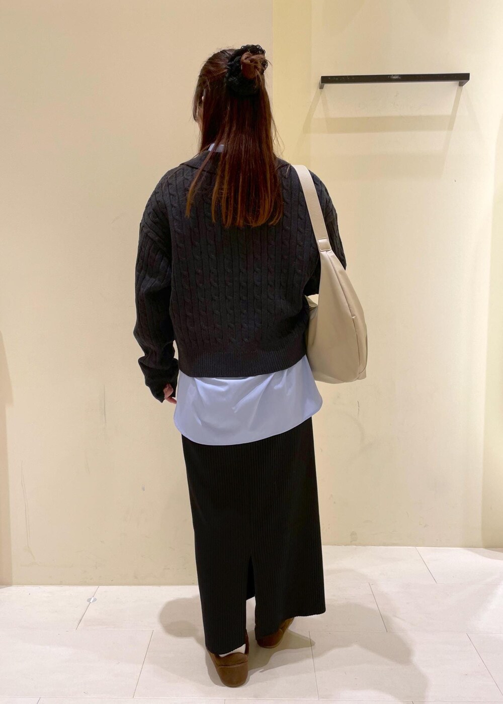 ブラック系のスカート、ブルー系のシャツ/ブラウス、グレー系のニット/セーターを着用したレディースの冬コーディネートの3枚目の写真