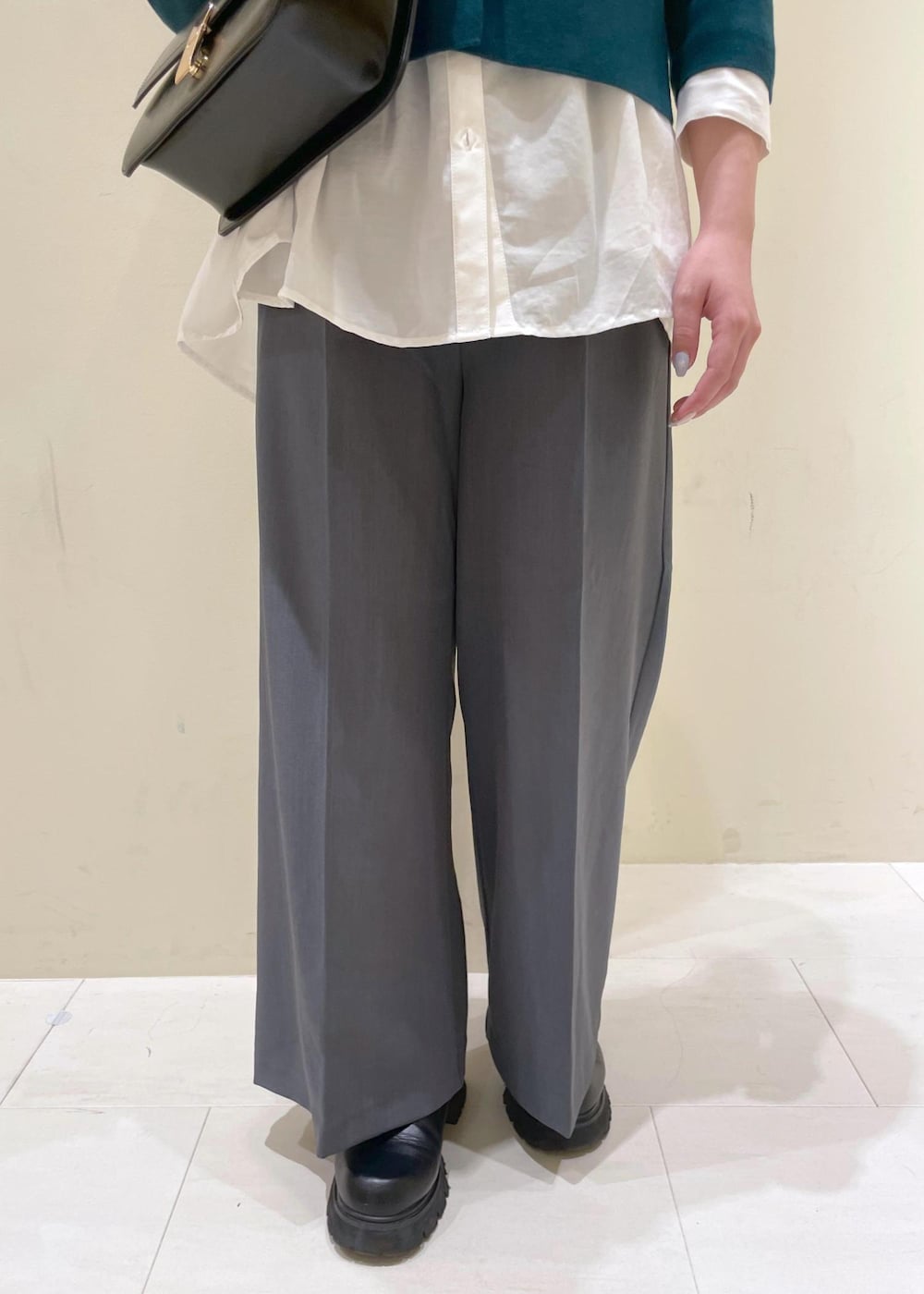 ホワイト系のシャツ/ブラウス、グリーン系のカーディガン/ボレロ、グレー系のその他パンツを着用したレディースの秋コーディネートの8枚目の写真