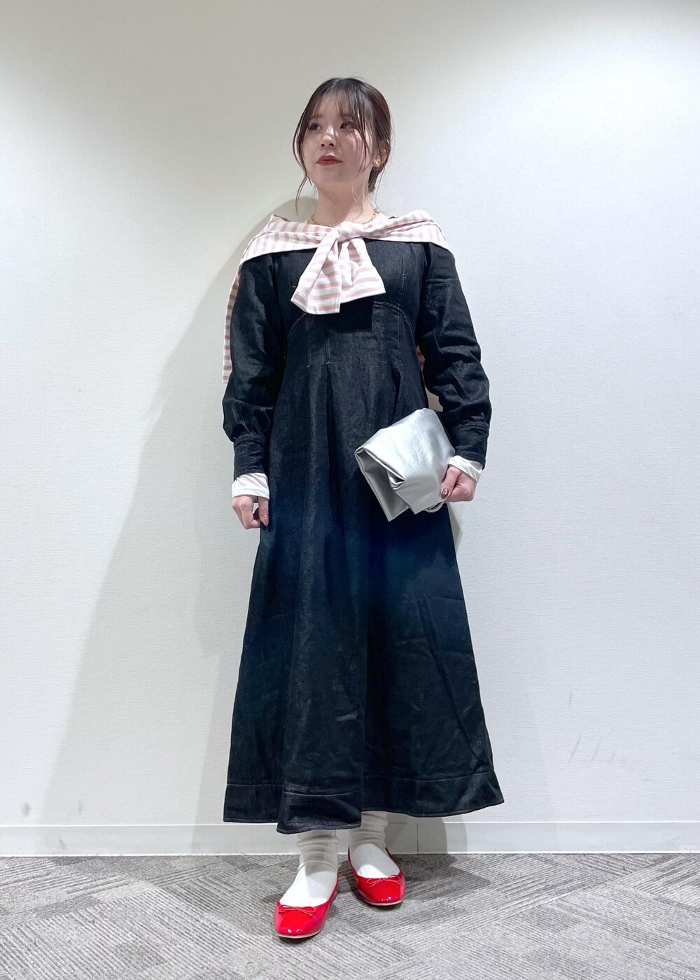 ホワイト系のTシャツ/カットソー、シルバー系のトートバッグ、ブラック系のワンピースを着用したレディースの冬コーディネートの9枚目の写真