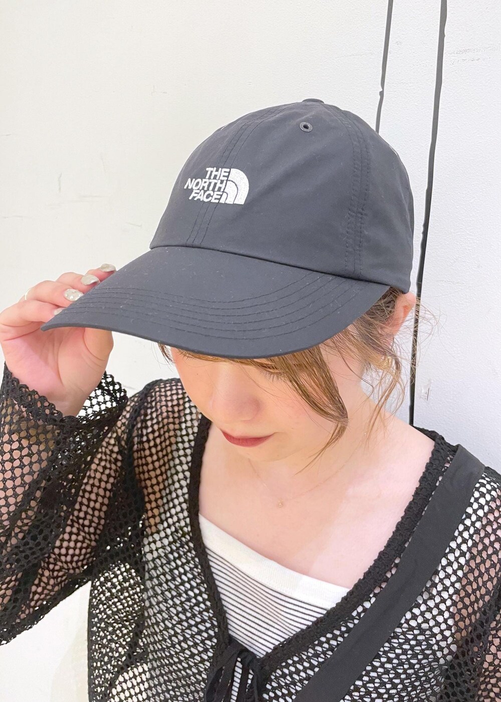 シルバー系のサンダル、ブラック系のショルダーバッグ、ホワイト系のタンクトップを着用したレディースの夏コーディネートの10枚目の写真