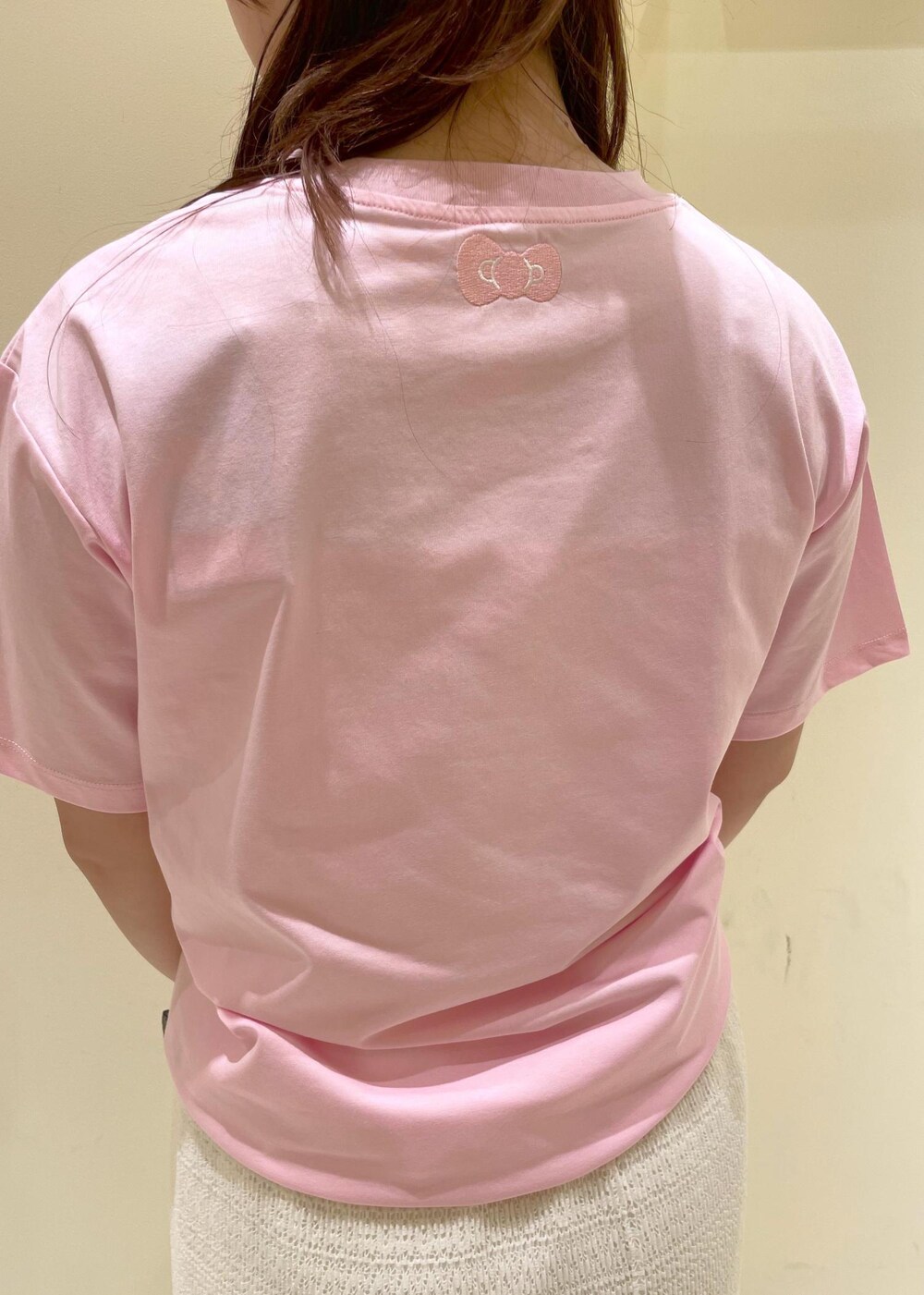 ホワイト系のスカート、ゴールド系のサンダル、ブラウン系のトートバッグを着用したレディースの夏コーディネートの7枚目の写真