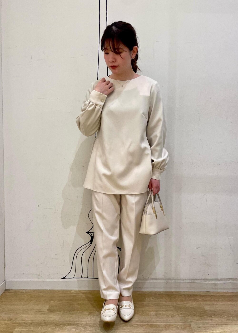 ホワイト系のショルダーバッグ、ホワイト系のシャツ/ブラウス、ホワイト系のその他パンツを着用したレディースの冬コーディネートの7枚目の写真