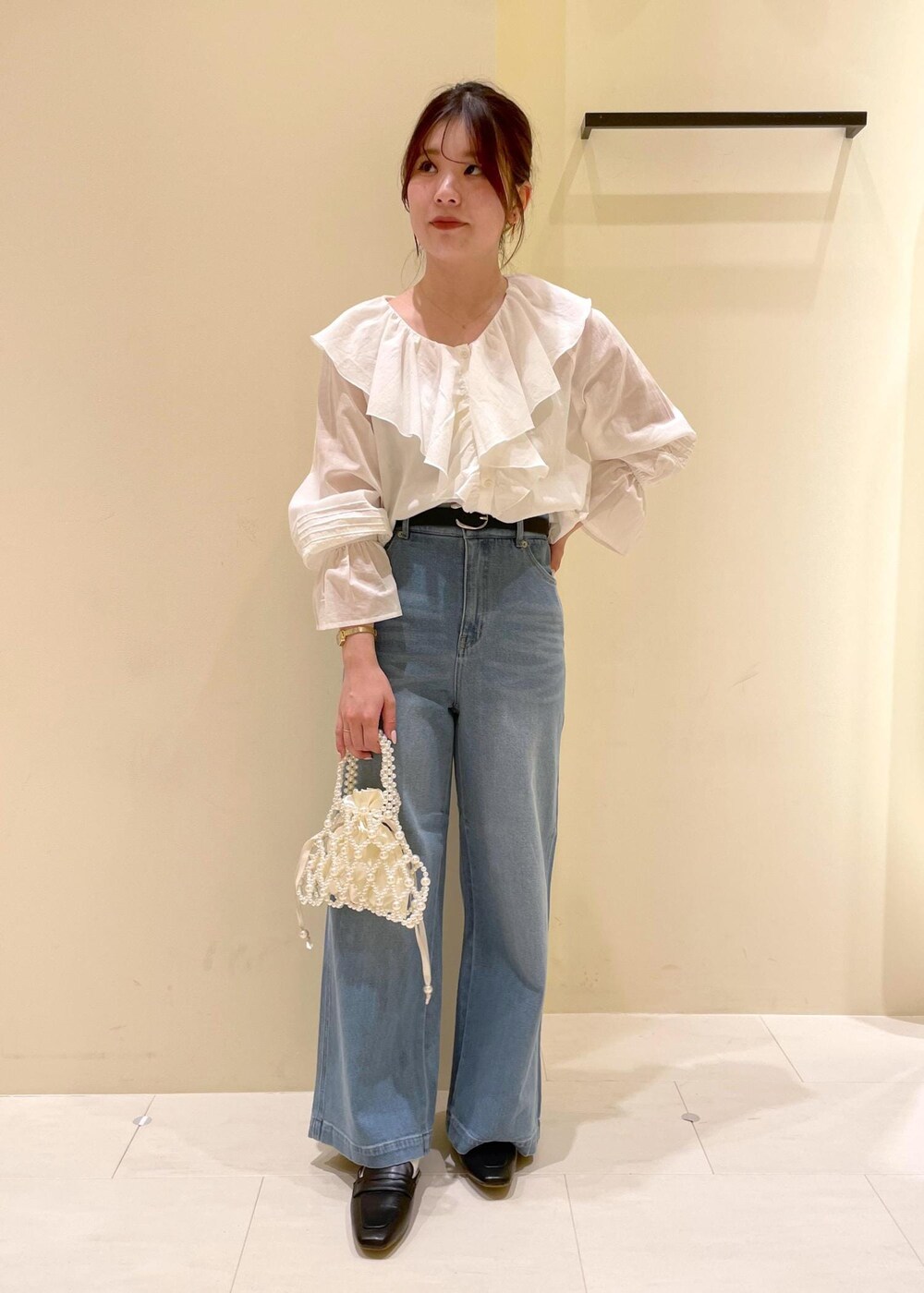 「RP2504、ropepicnic_snap、snapme_jun、初春コーデ、春コーデ、授業参観日コーデ、デートコーデ、お出かけコーデ、旅行コーデ、アウトドアコーデ、推し活コーデ、女子会コーデ、大人カジュアル、レイヤード、パンツスタイル」｜「ROPE' PICNICの【接触冷感・通気性】Comfort Series コンフォートシリーズ/綿ボイルフリルブラウス（シャツ/ブラウス、ホワイト系）」を使った、rinaさん（レディース・155cm）の春コーディネートの4枚目の写真