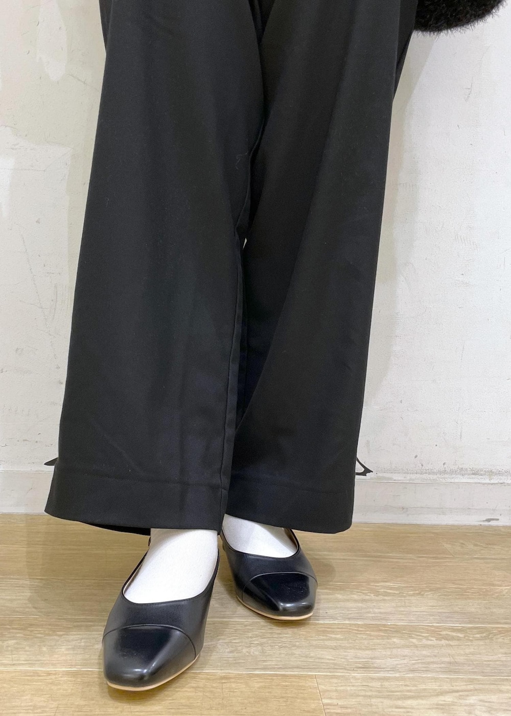 ブラック系のパンプス、ホワイト系のTシャツ/カットソー、グレー系のカーディガン/ボレロを着用したレディースの秋コーディネートの7枚目の写真