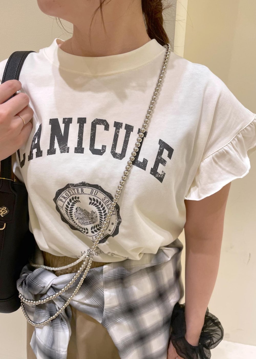 ブラック系のサンダル、ベージュ系のスカート、ホワイト系のシャツ/ブラウスを着用したレディースの夏コーディネートの6枚目の写真