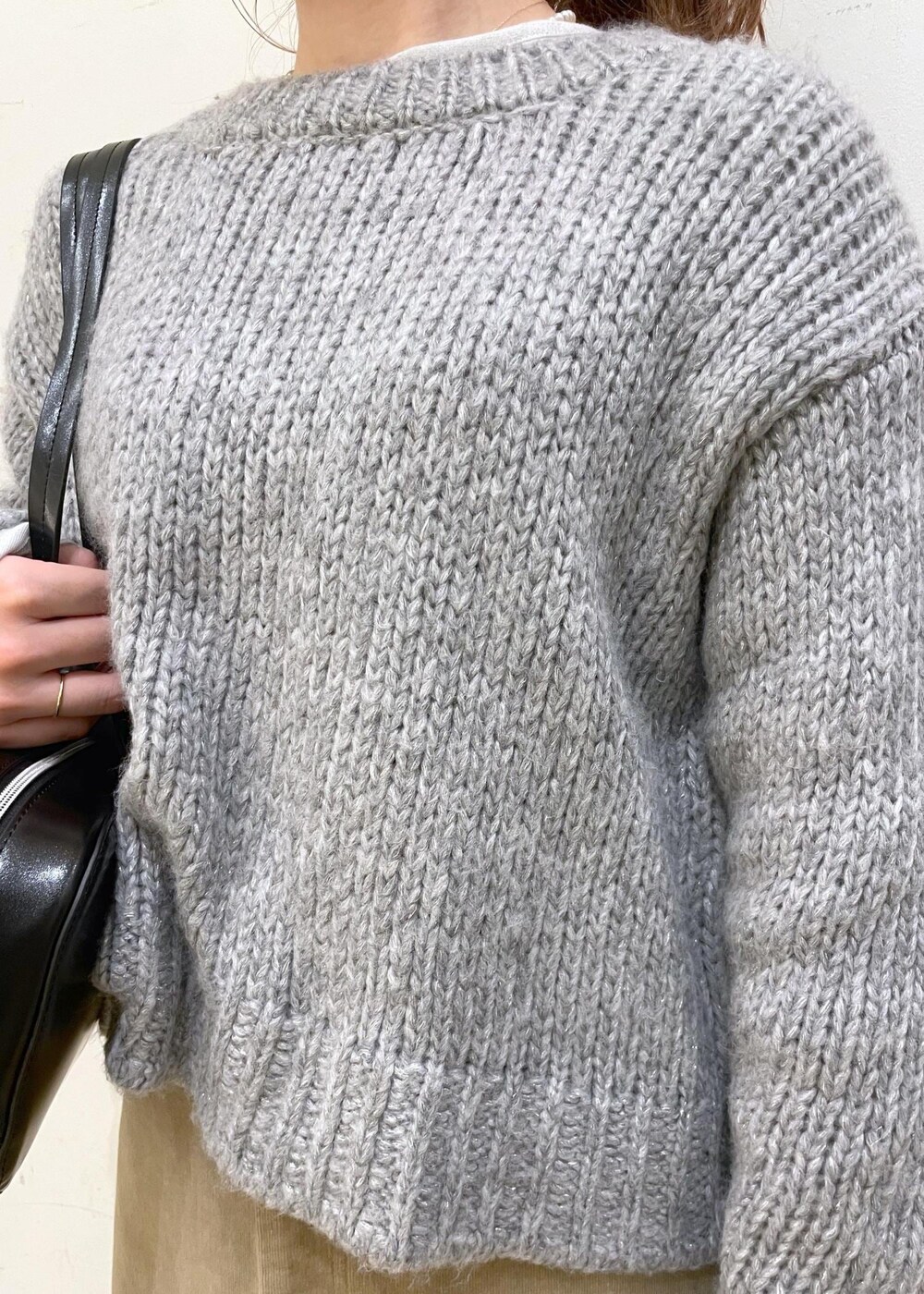 ホワイト系のTシャツ/カットソー、ブラック系のボストンバッグ、ベージュ系のスカートを着用したレディースの冬コーディネートの5枚目の写真