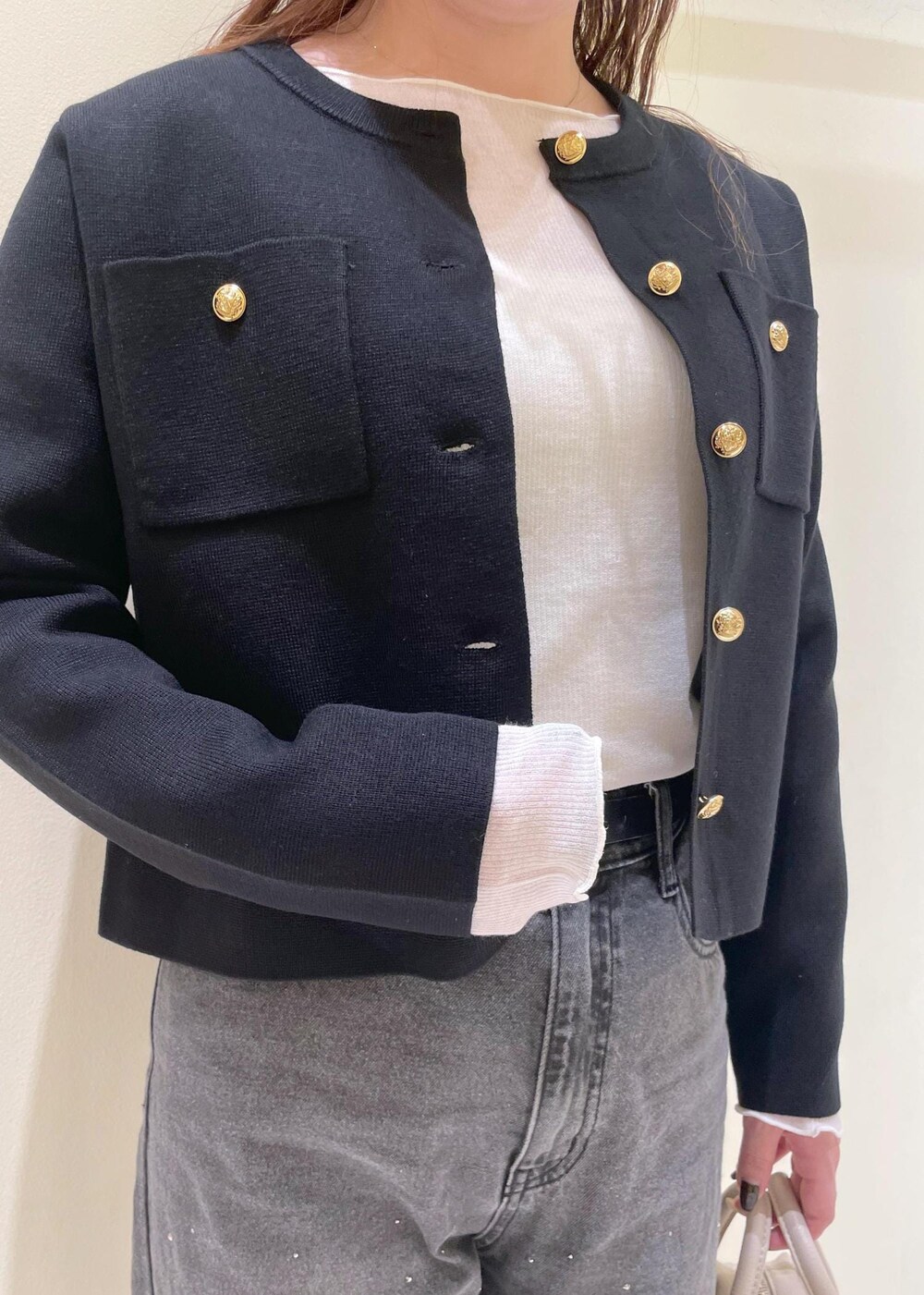 ブラック系のカーディガン/ボレロ、ホワイト系のTシャツ/カットソー、ブラック系のパンプスを着用したレディースの秋コーディネートの5枚目の写真