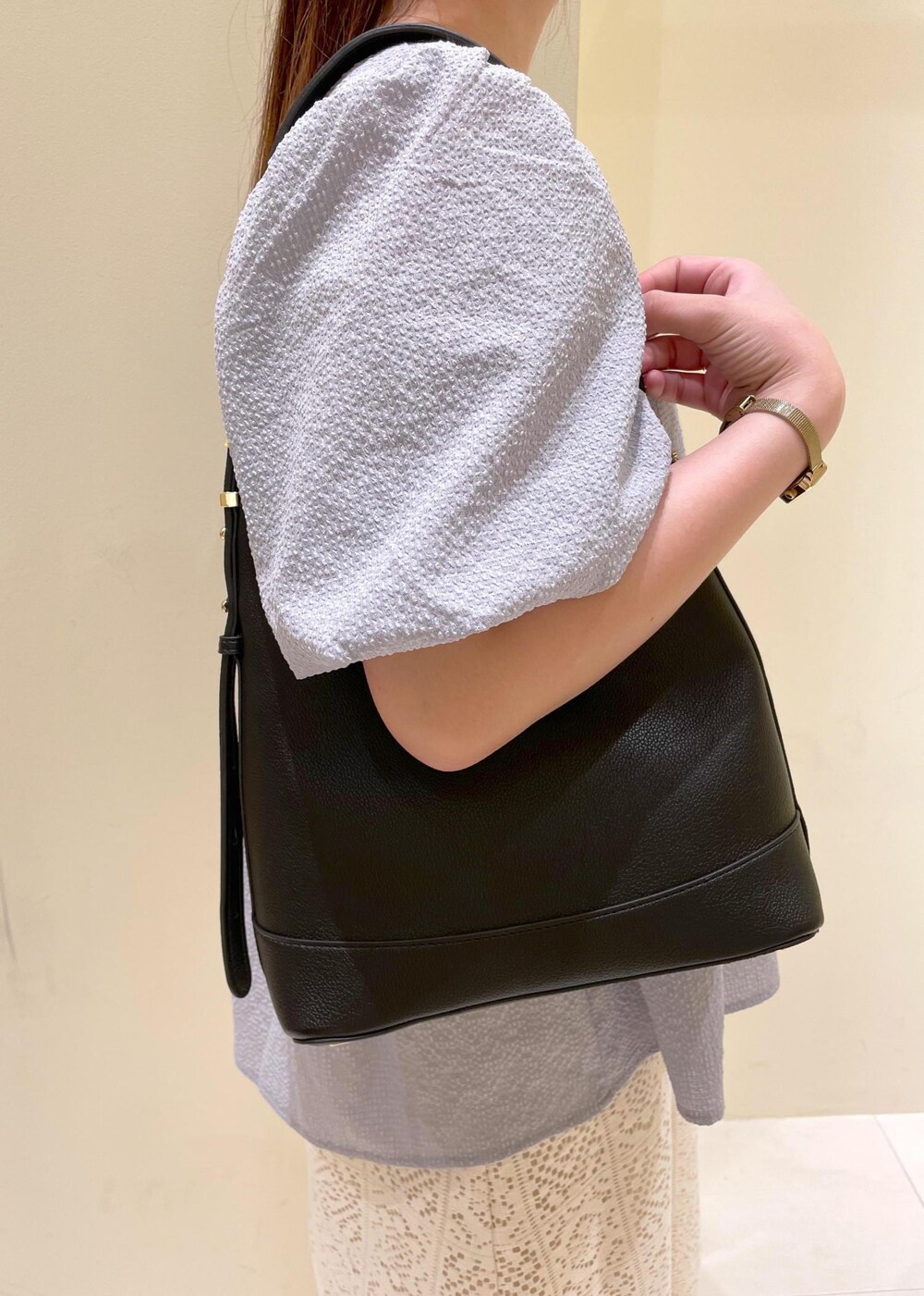 ブラウン系のサンダル、ブルー系のシャツ/ブラウス、ホワイト系のワンピースを着用したレディースの夏コーディネートの8枚目の写真