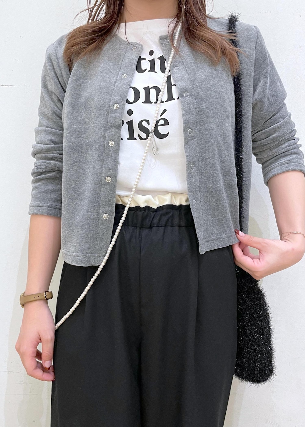 ブラック系のパンプス、ホワイト系のTシャツ/カットソー、グレー系のカーディガン/ボレロを着用したレディースの秋コーディネートの9枚目の写真
