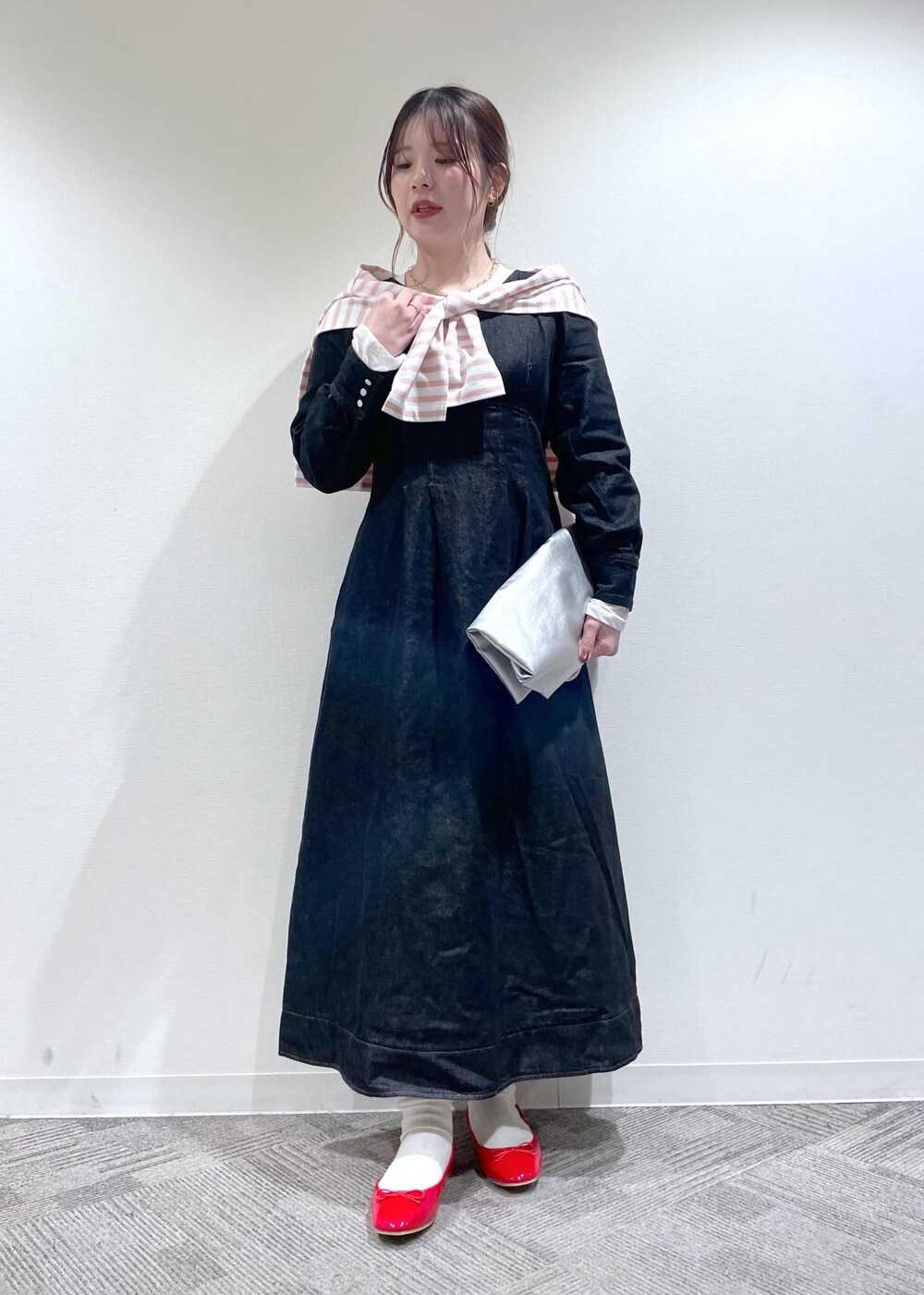 ホワイト系のTシャツ/カットソー、シルバー系のトートバッグ、ブラック系のワンピースを着用したレディースの冬コーディネートの10枚目の写真