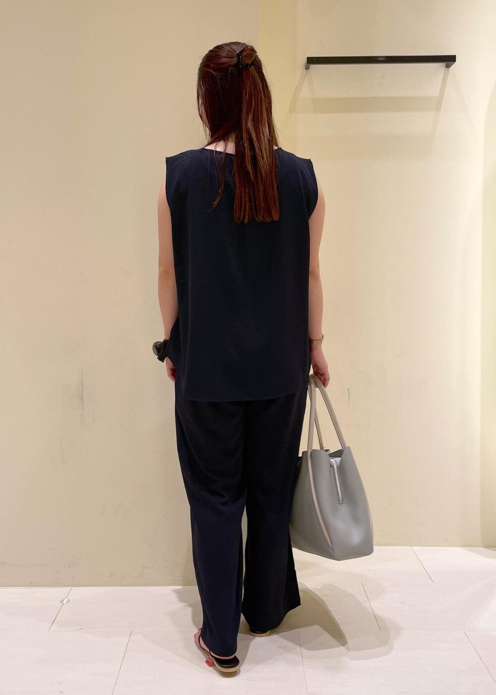 ブラウン系のサンダル、グレー系のトートバッグ、ブルー系のその他パンツを着用したレディースの夏コーディネートの2枚目の写真