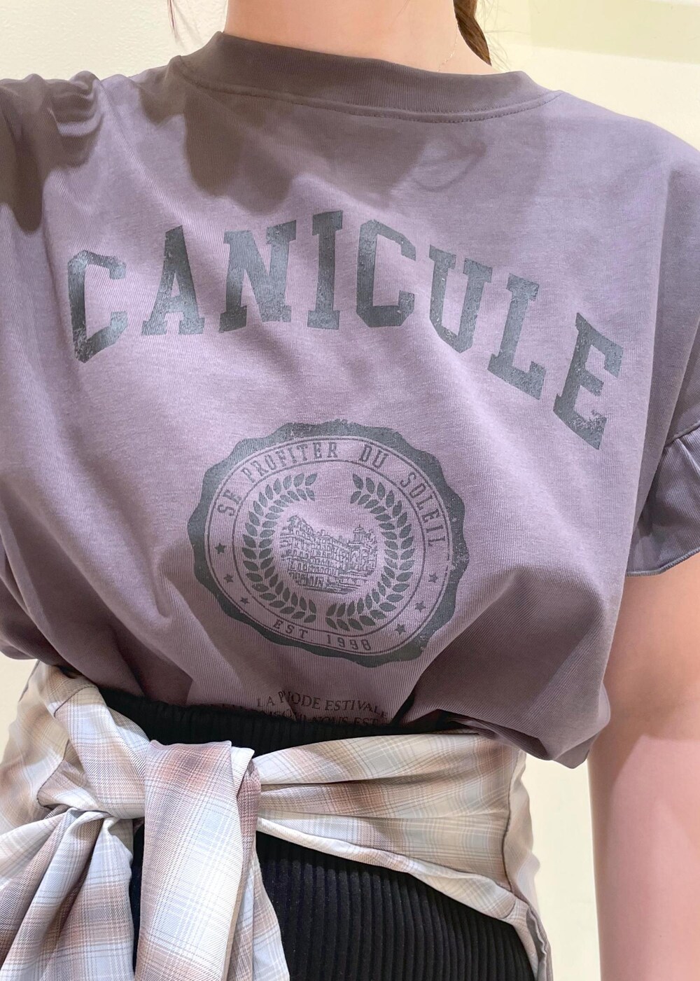 ブラック系のスカート、ブラック系のサンダル、グレー系のTシャツ/カットソーを着用したレディースの夏コーディネートの7枚目の写真