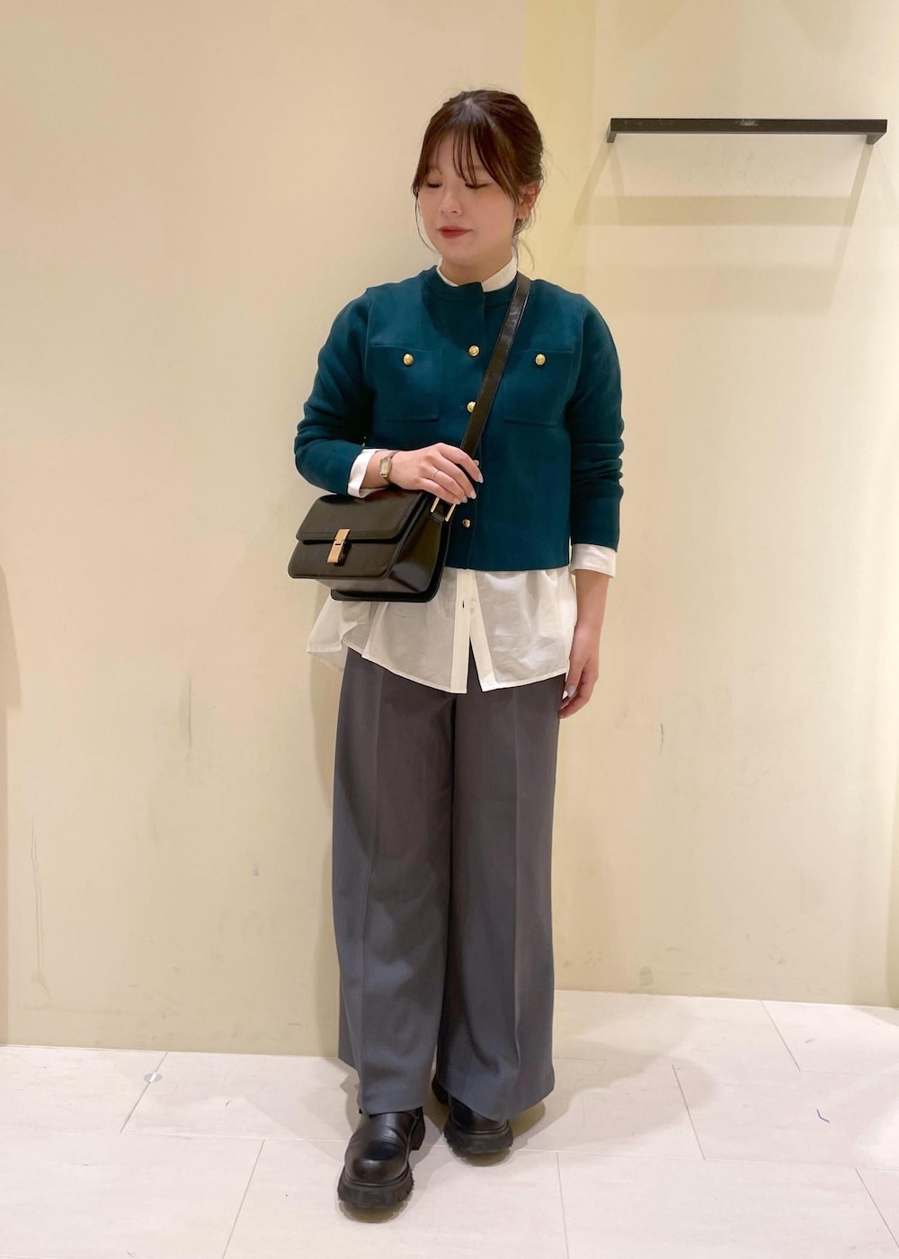 ホワイト系のシャツ/ブラウス、グリーン系のカーディガン/ボレロ、グレー系のその他パンツを着用したレディースの秋コーディネートの4枚目の写真