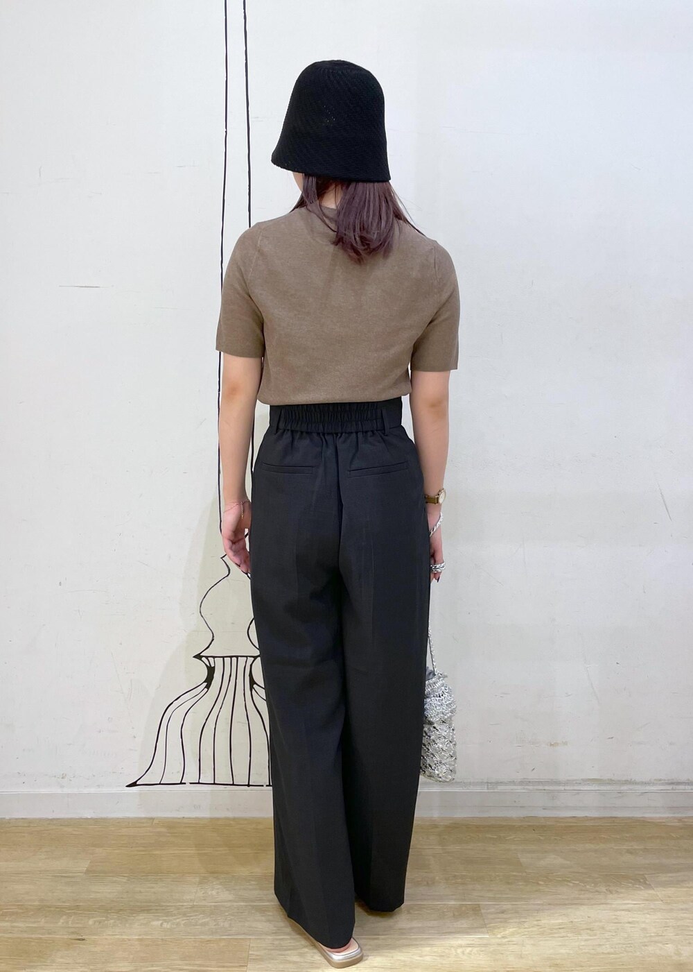 シルバー系のサンダル、グレー系のその他パンツ、シルバー系のショルダーバッグを着用したレディースの夏コーディネートの3枚目の写真