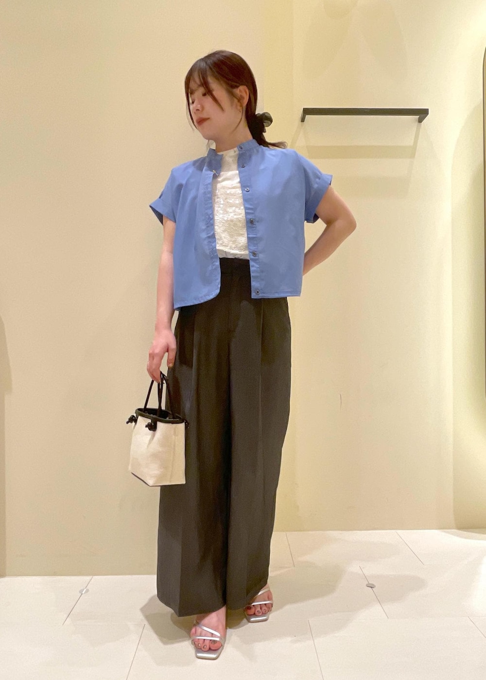 「ropepicnic_snap、snapme_jum、初夏コーデ、夏コーデ、初秋コーデ、デートコーデ、お出かけコーデ、旅行コーデ、アウトドアコーデ、推し活コーデ、女子会コーデ、雨の日コーデ、大人カジュアル、セットアップ、レイヤード」｜「ROPE' PICNICのスパンコールビスチェ付きカットトップス（Tシャツ/カットソー、ホワイト系）」を使った、rinaさん（レディース・155cm）の夏コーディネートの9枚目の写真