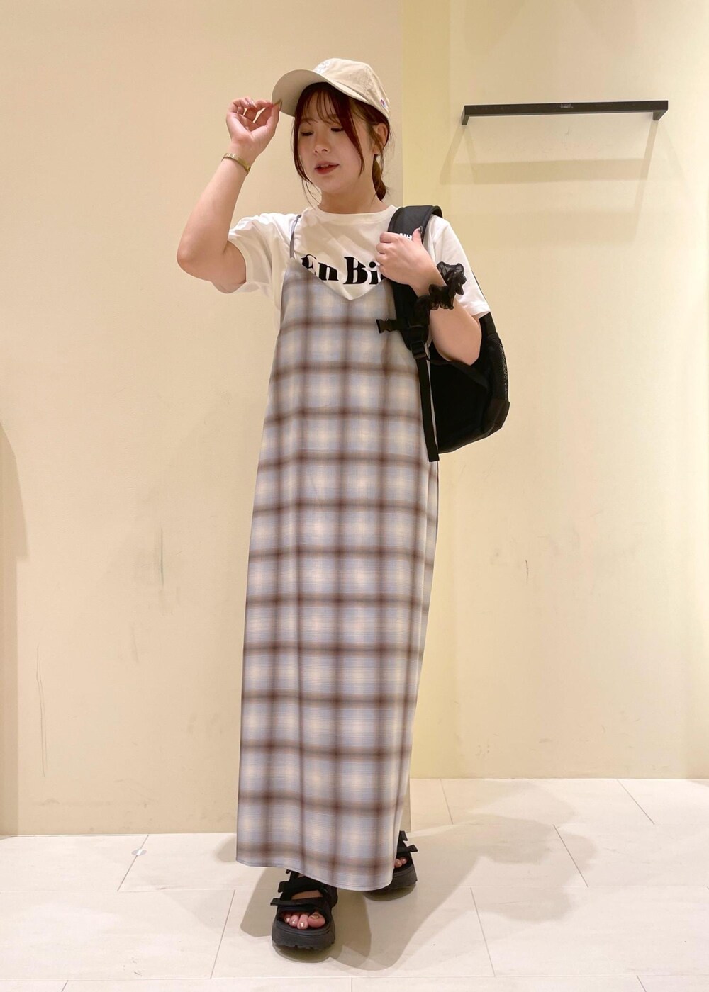 ブラック系のサンダル、ブルー系のワンピース、ホワイト系のTシャツ/カットソーを着用したレディースの夏コーディネートの4枚目の写真