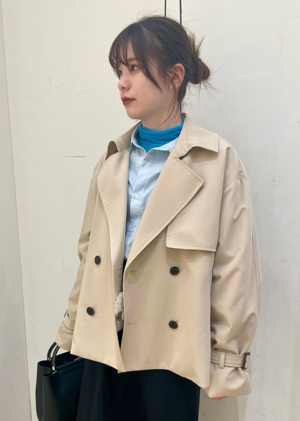 ブルー系のTシャツ/カットソー、ブラック系のローファー、ブルー系のシャツ/ブラウスを着用したレディースの冬コーディネートの4枚目の写真