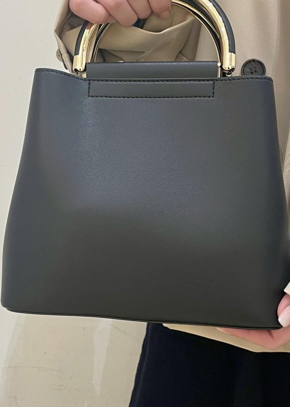 ブルー系のTシャツ/カットソー、ブラック系のローファー、ブルー系のシャツ/ブラウスを着用したレディースの冬コーディネートの6枚目の写真