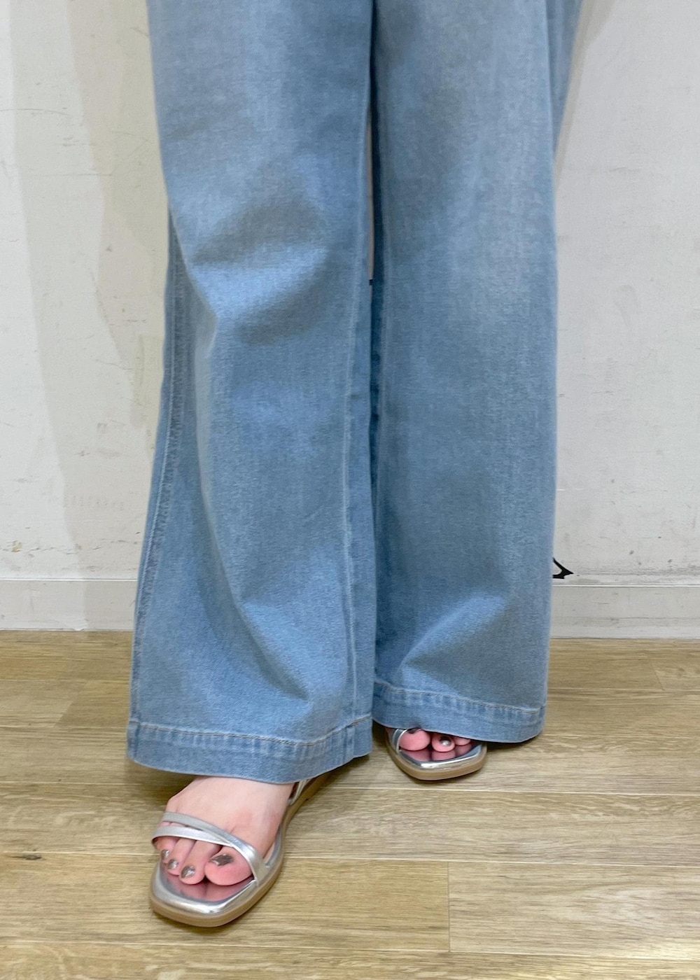 ホワイト系のタンクトップ、シルバー系のサンダル、レッド系のニット/セーターを着用したレディースの夏コーディネートの8枚目の写真