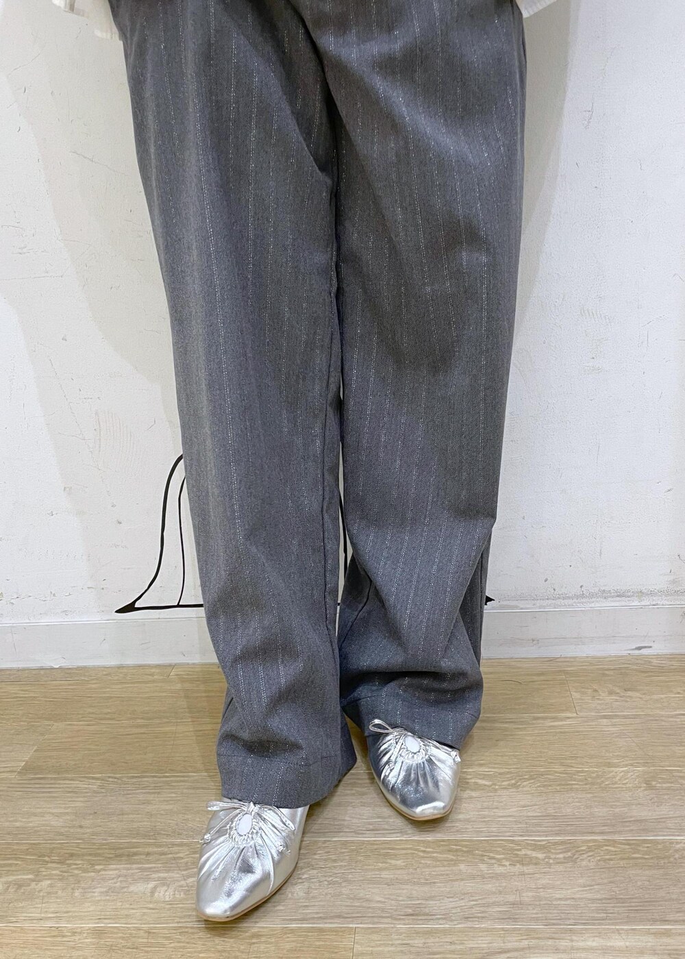 シルバー系のパンプス、ホワイト系のシャツ/ブラウス、ブルー系のニット/セーターを着用したレディースの秋コーディネートの6枚目の写真