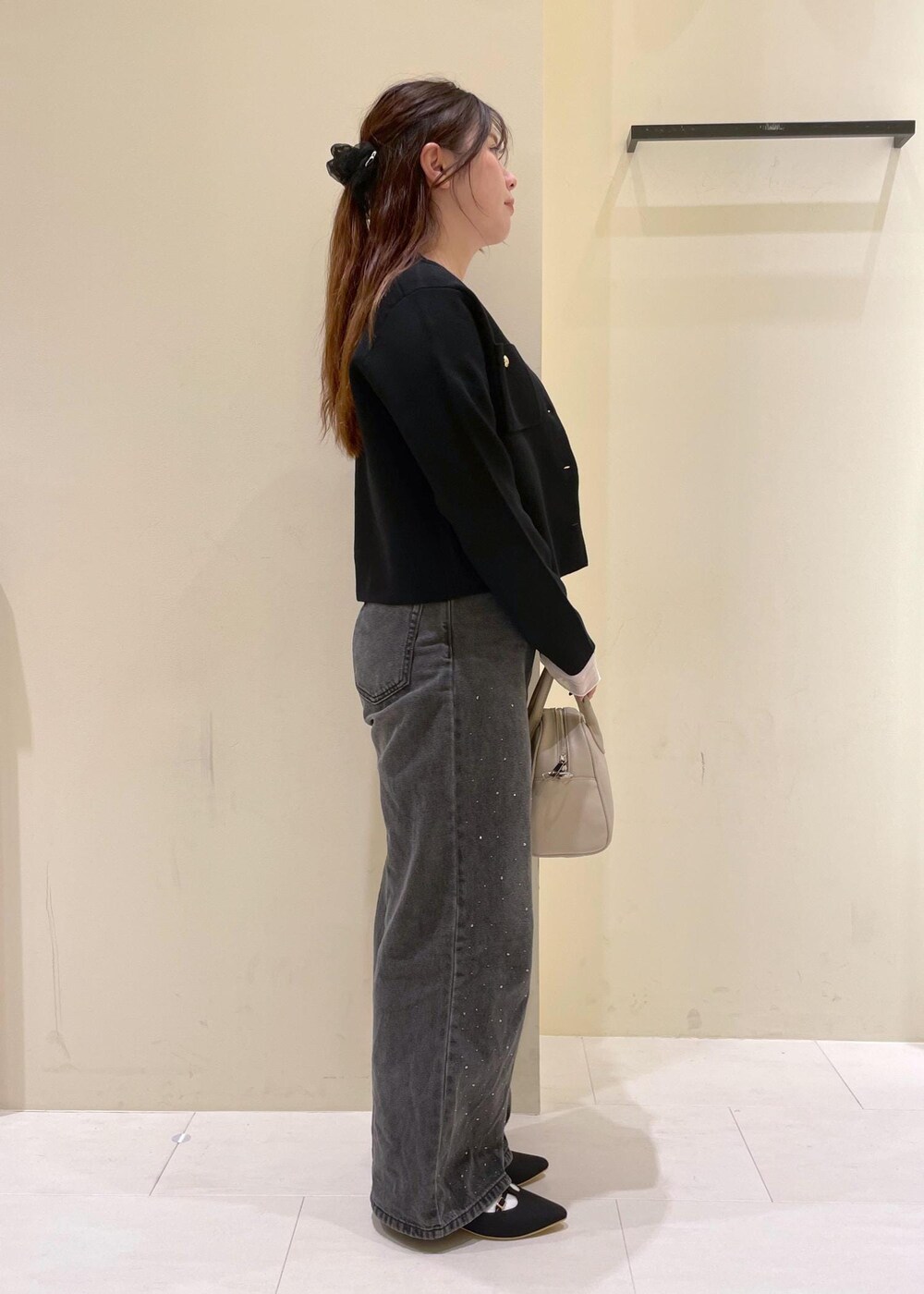 ブラック系のカーディガン/ボレロ、ホワイト系のTシャツ/カットソー、ブラック系のパンプスを着用したレディースの秋コーディネートの2枚目の写真