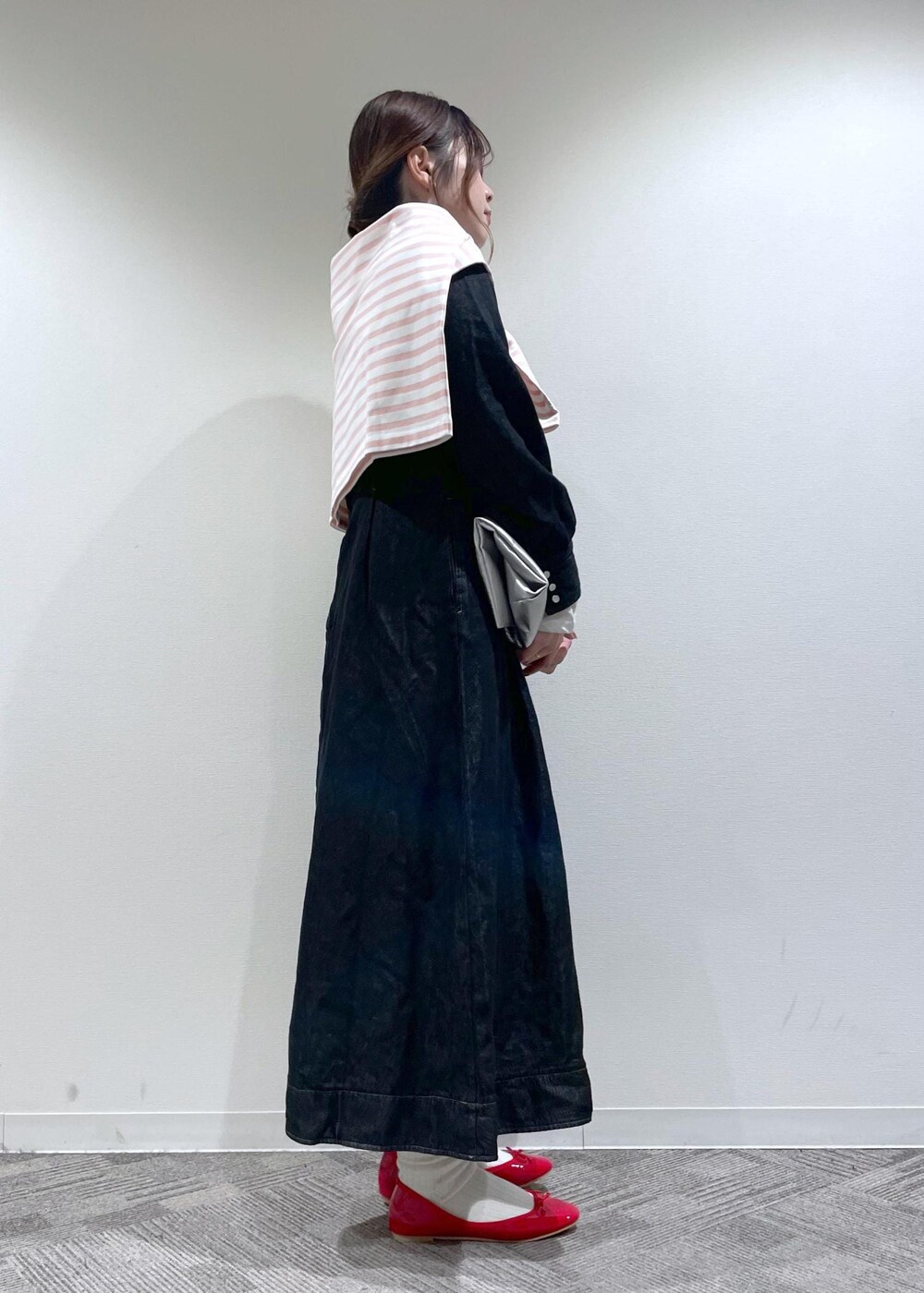 ホワイト系のTシャツ/カットソー、シルバー系のトートバッグ、ブラック系のワンピースを着用したレディースの冬コーディネートの3枚目の写真