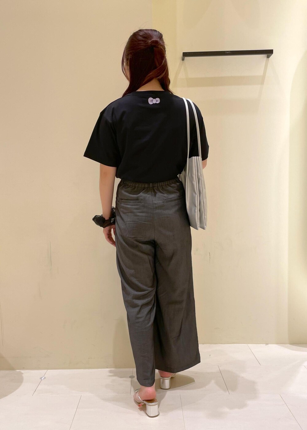 ブラック系のその他パンツ、シルバー系のパンプス、ブラック系のTシャツ/カットソーを着用したレディースの夏コーディネートの2枚目の写真