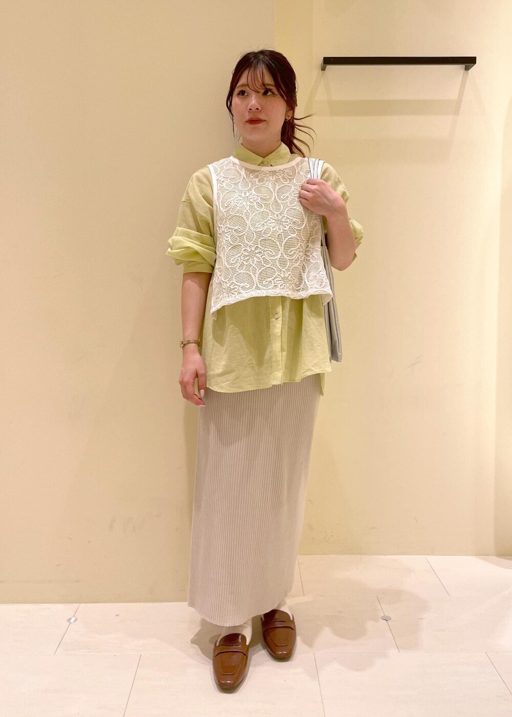 「RP2504、ropepicnic_snap、snapme_jun、初春コーデ、春コーデ、授業参観日コーデ、運動会コーデ、デートコーデ、お出かけコーデ、旅行コーデ、アウトドアコーデ、フェスコーデ、推し活コーデ、女子会コーデ、大人カジュアル」｜「ROPE' PICNICの【新色追加】小柄さん向けサイズあり/トタンテレコアイラインスカート（スカート、グレー系）」を使った、rinaさん（レディース・155cm）の春コーディネートの4枚目の写真