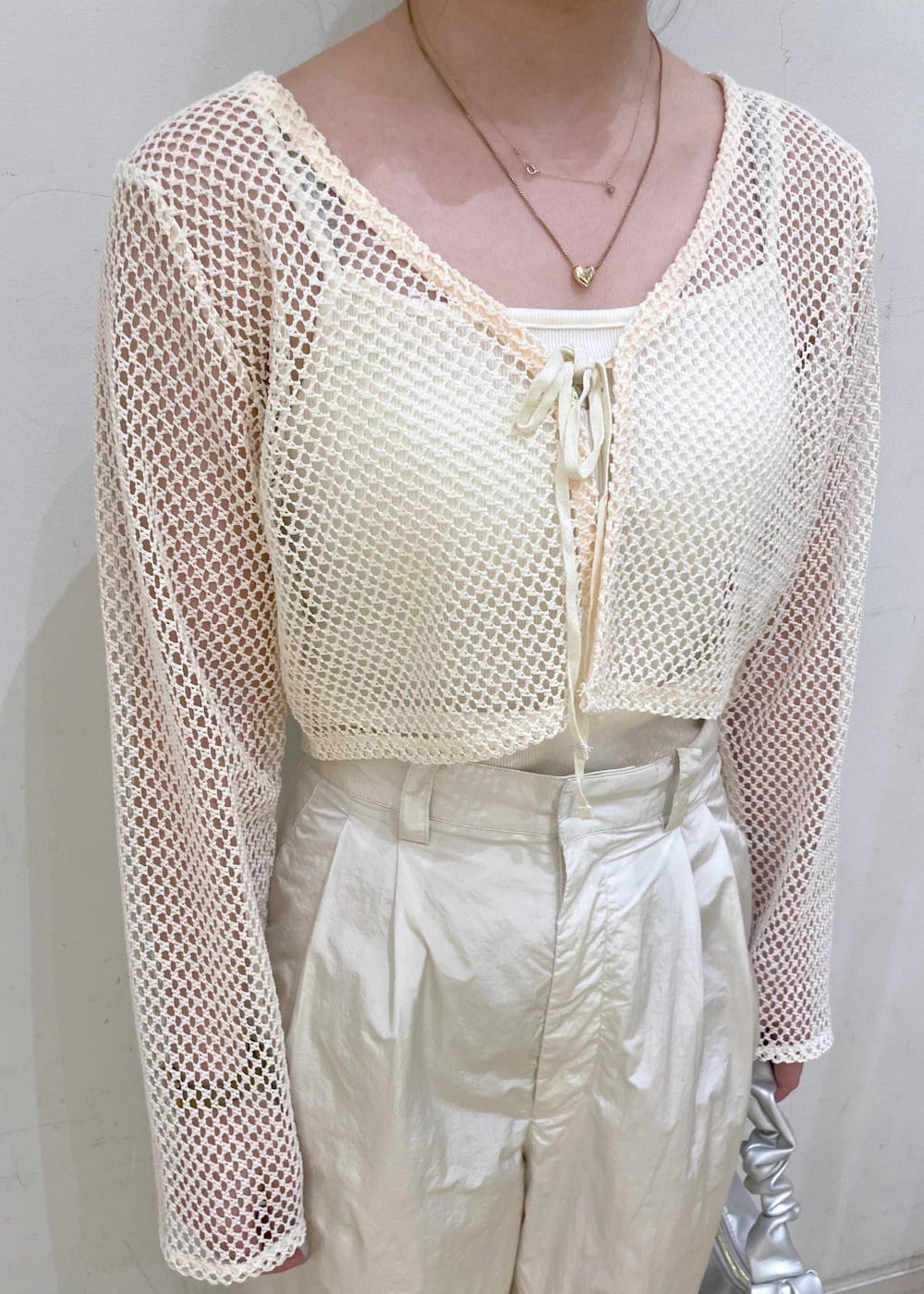 シルバー系のサンダル、シルバー系のハンドバッグ、ホワイト系のその他パンツを着用したレディースの夏コーディネートの5枚目の写真