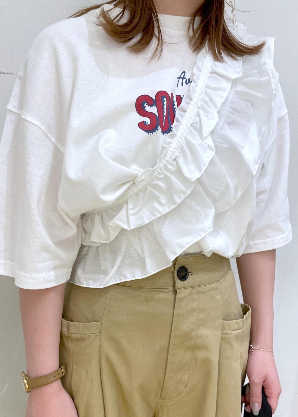 ブラック系のショルダーバッグ、ブラック系のサンダル、イエロー系のその他パンツを着用したレディースの夏コーディネートの4枚目の写真