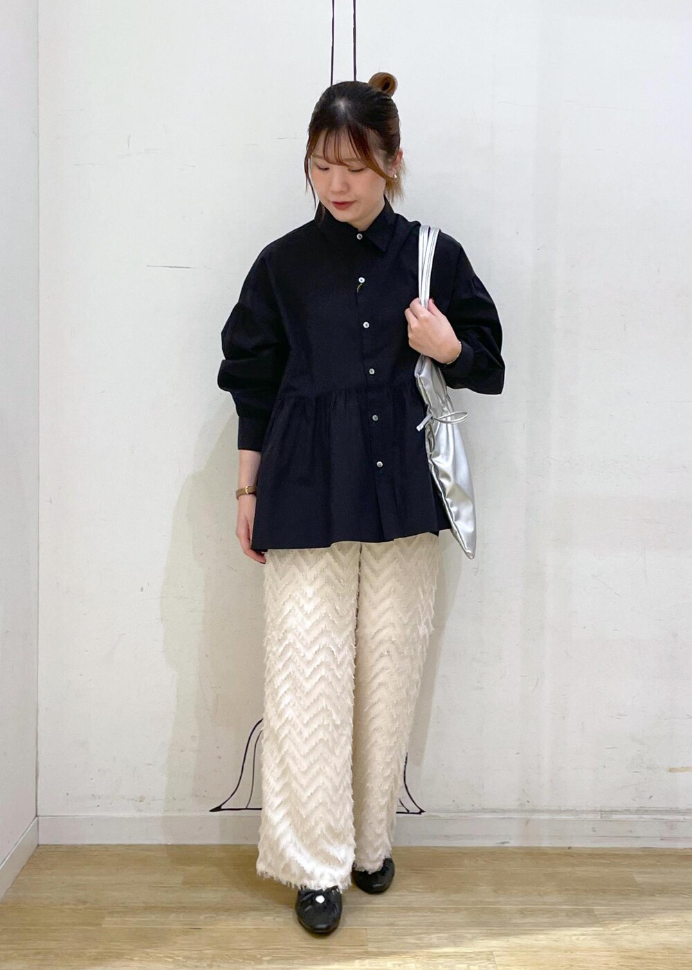 ブラック系のパンプス、シルバー系のトートバッグ、ブラック系のシャツ/ブラウスを着用したレディースの秋コーディネートの4枚目の写真