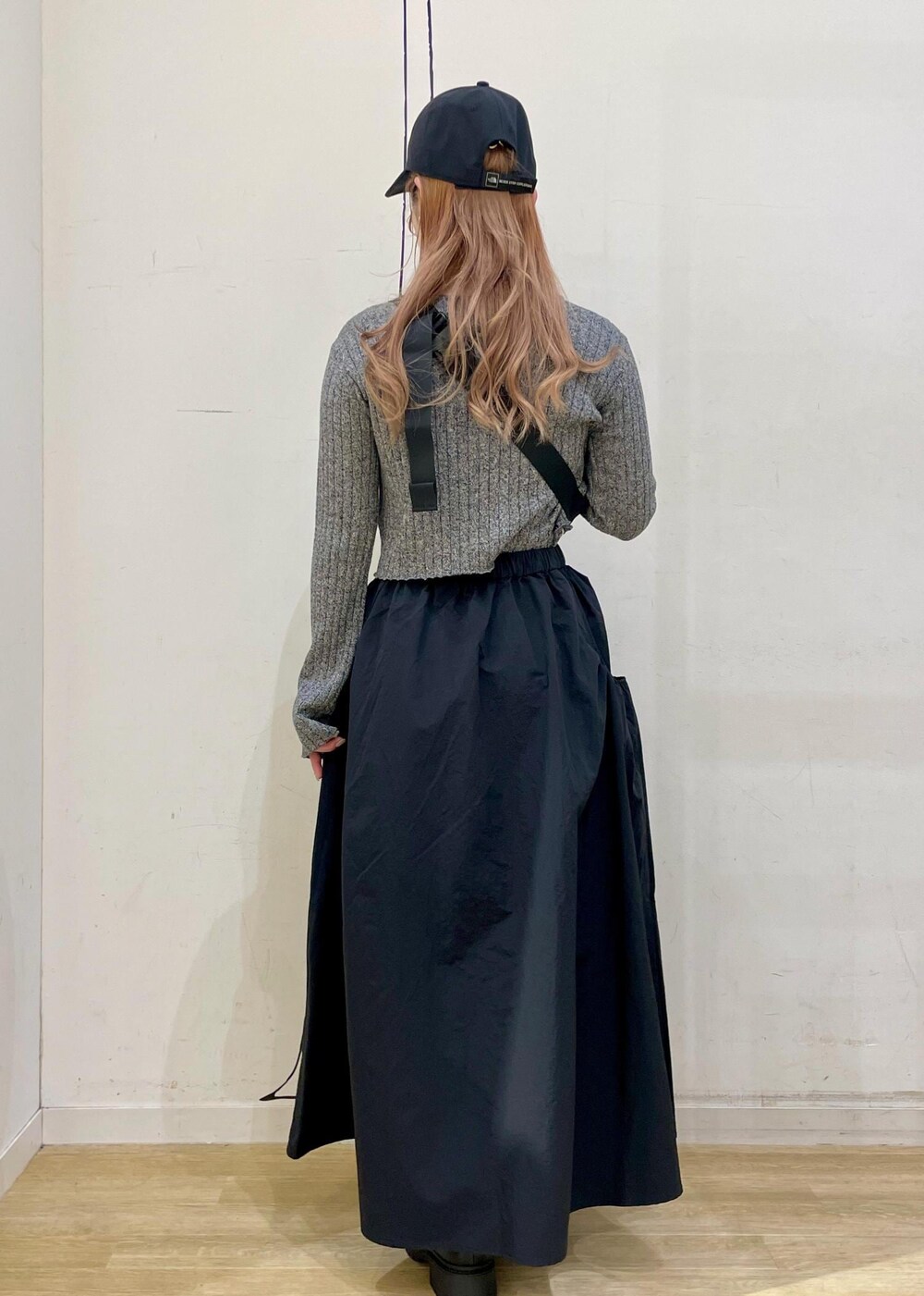 ブラック系のスカート、ブラック系のローファー、ブラック系のニット/セーターを着用したレディースの春コーディネートの2枚目の写真