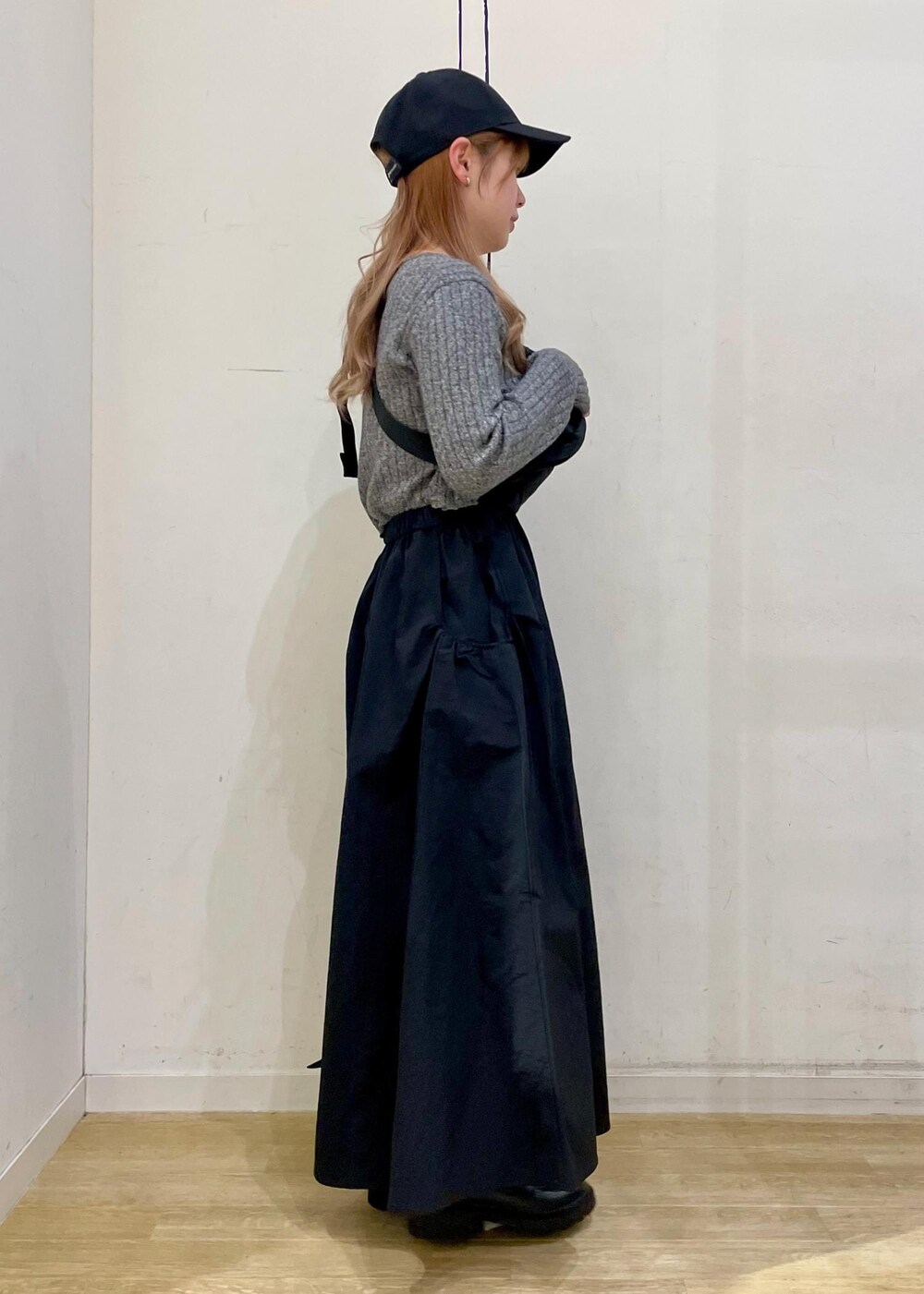 ブラック系のスカート、ブラック系のローファー、ブラック系のニット/セーターを着用したレディースの春コーディネートの3枚目の写真