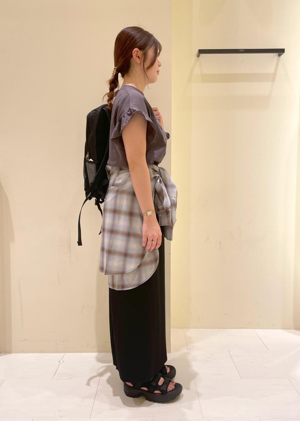 ブラック系のスカート、ブラック系のサンダル、グレー系のTシャツ/カットソーを着用したレディースの夏コーディネートの3枚目の写真