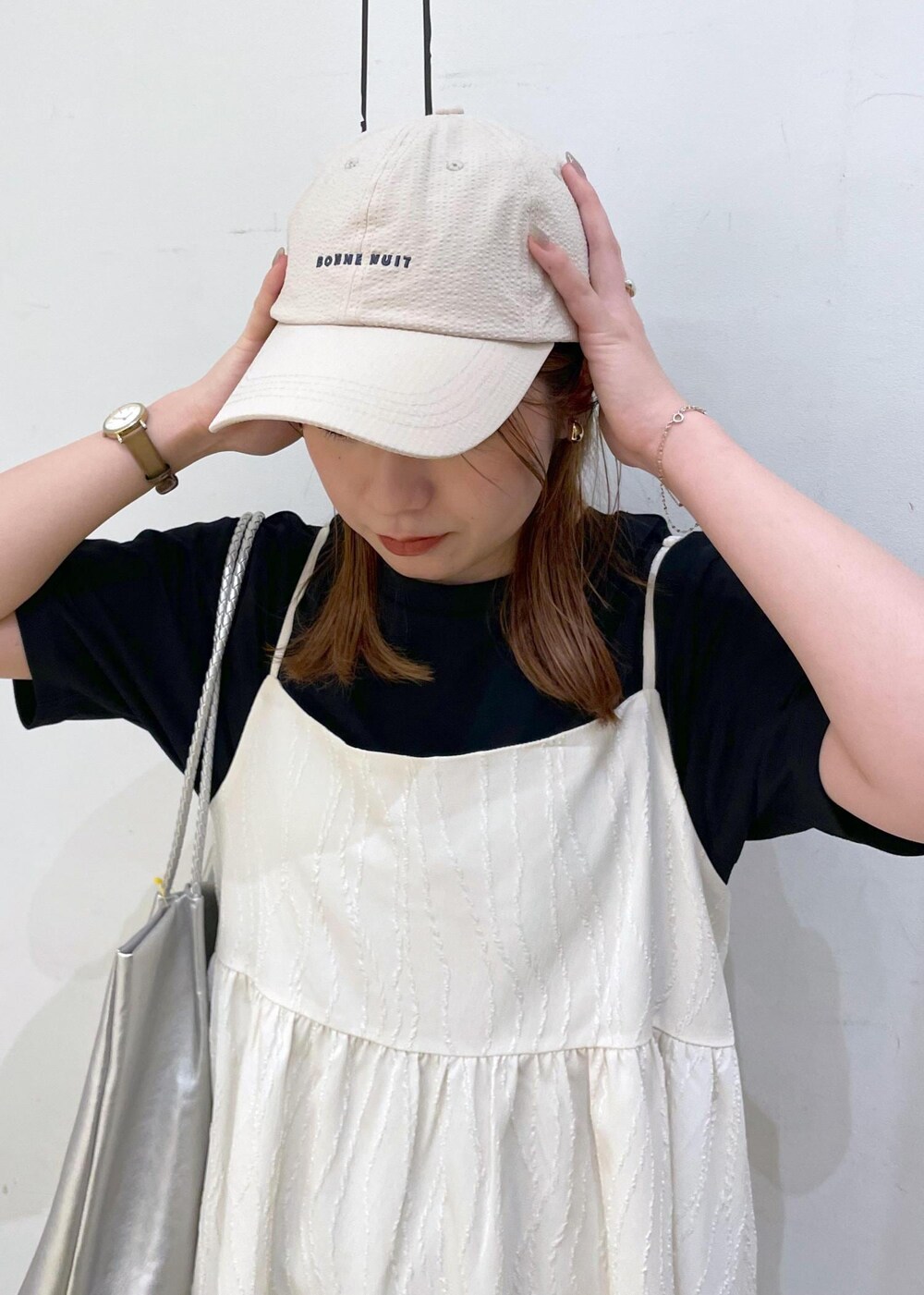 ブラック系のサンダル、ホワイト系のワンピース、ブラック系のTシャツ/カットソーを着用したレディースの夏コーディネートの8枚目の写真