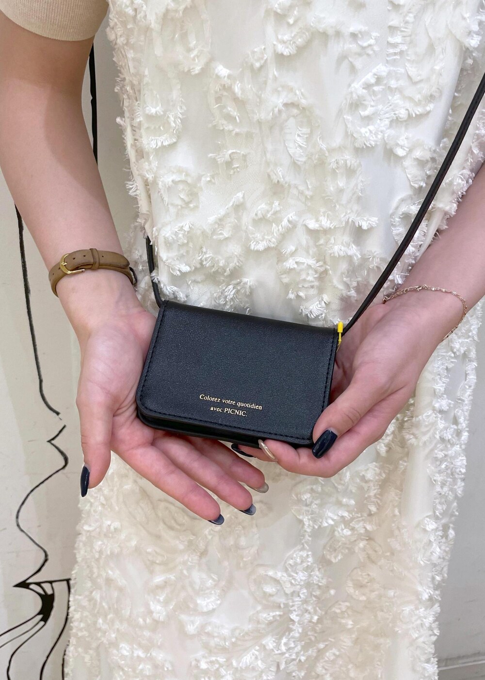 ホワイト系のサンダル、ホワイト系のワンピース、ブラック系のショルダーバッグを着用したレディースの夏コーディネートの9枚目の写真