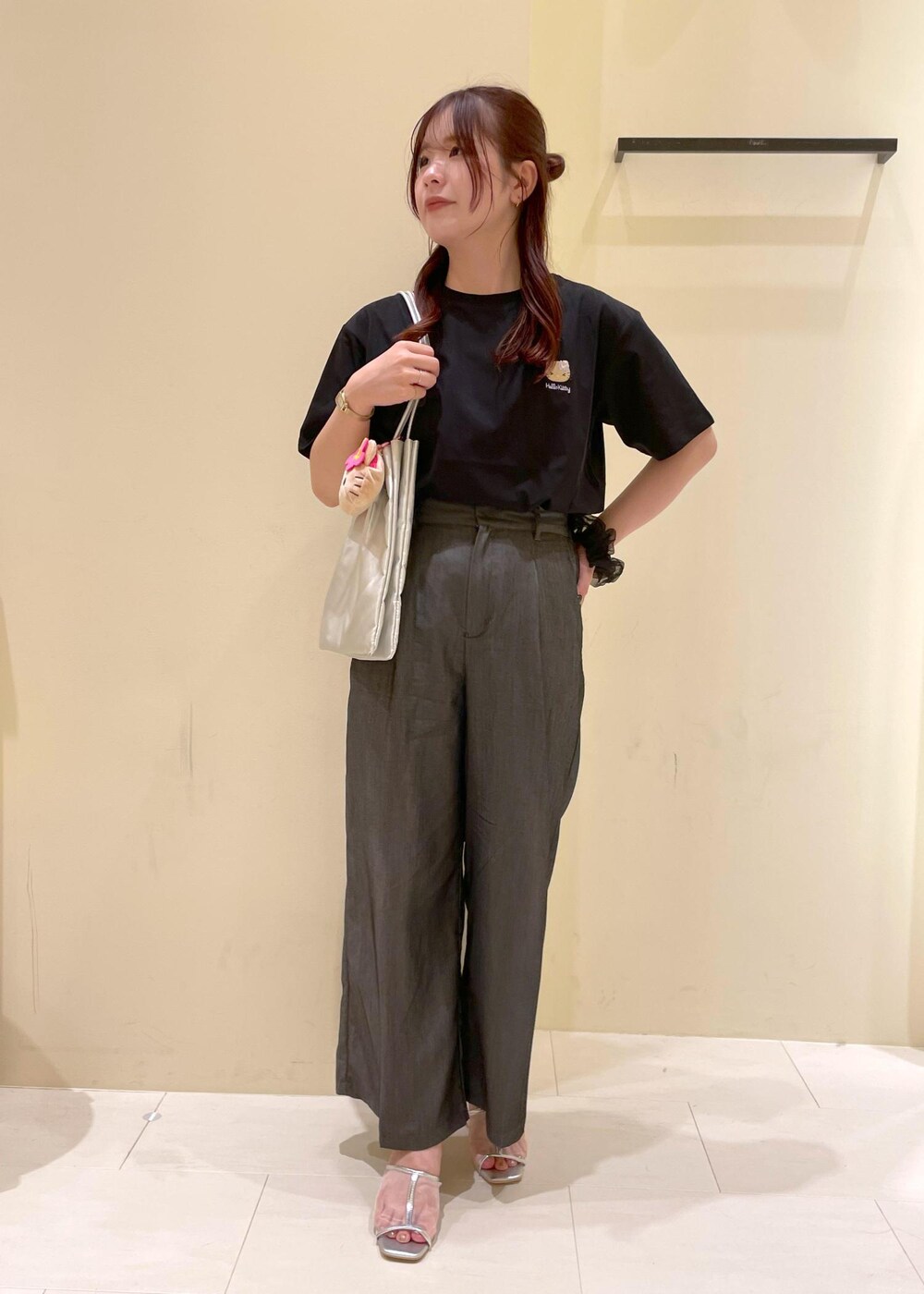 ブラック系のその他パンツ、シルバー系のパンプス、ブラック系のTシャツ/カットソーを着用したレディースの夏コーディネートの9枚目の写真