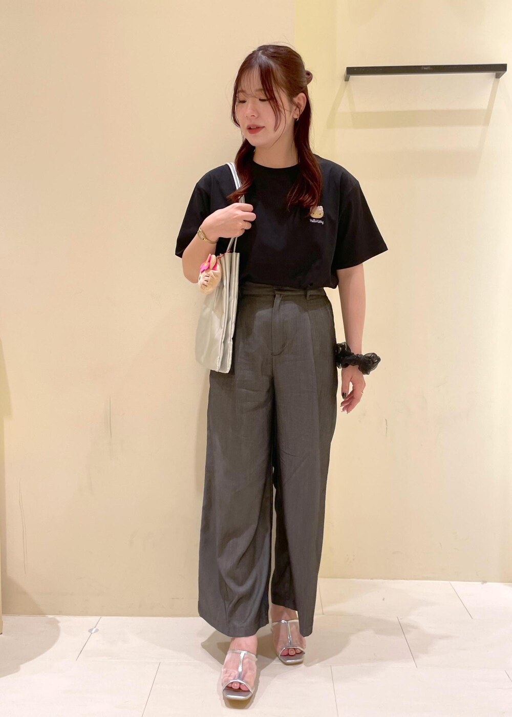 ブラック系のその他パンツ、シルバー系のパンプス、ブラック系のTシャツ/カットソーを着用したレディースの夏コーディネートの4枚目の写真